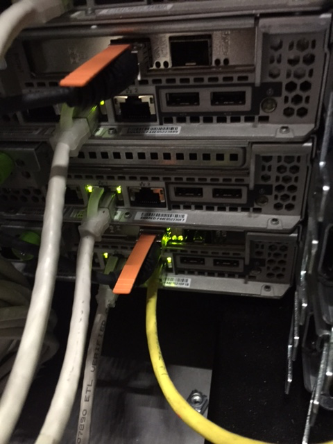 ../_images/UCSnetworkCabling.png